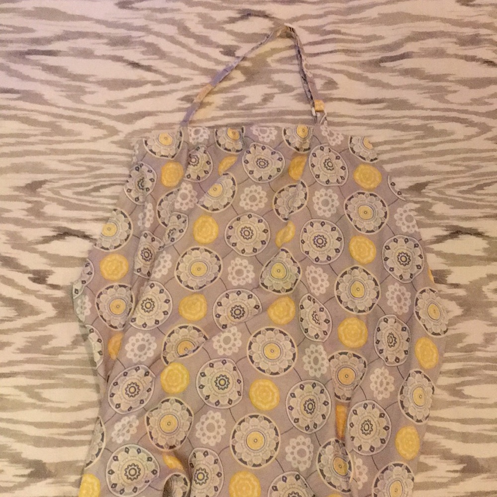 GUC Breastfeeding cover with interior pocket